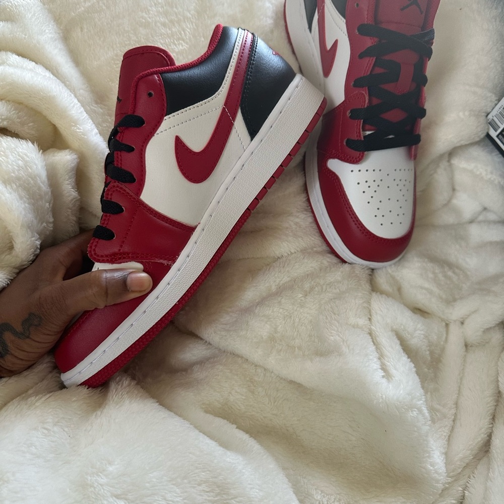 NWT AIR JORDAN 1 LOW GS 6.5 Youth🏀🏀🏀❤️🖤❤️🖤 - Picture 7 of 16